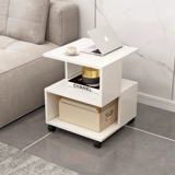 Несколько углов современной минималистской гостиной на журнальном столике, несколько уголков боковой шкафа, многофункциональный маленький стол