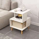 Несколько углов современной минималистской гостиной на журнальном столике, несколько уголков боковой шкафа, многофункциональный маленький стол