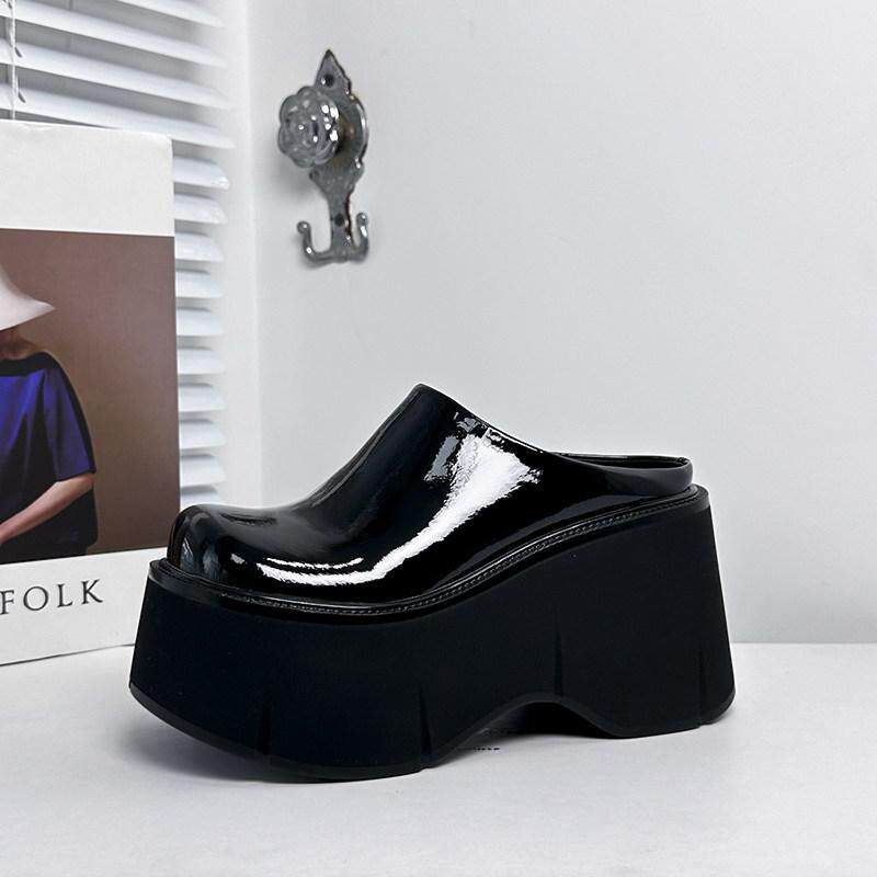 爱格儿小个子厚底增高包头半拖鞋女外穿漆皮凉拖防水台松糕勃肯鞋