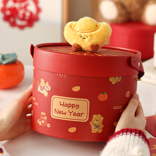 新年礼盒包装抱抱桶卡通玩偶太妃糖零食烘焙雪花酥马年礼品打包送