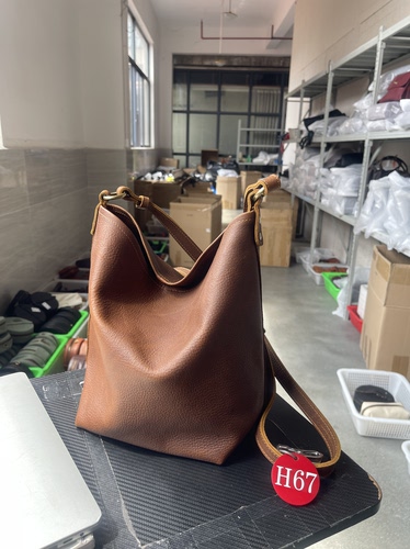 2.6mm双色午餐肉 厚皮清仓 中号 the row 水桶斜跨包 H67
