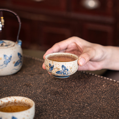 青花火石红描金蝶恋花陶瓷主人杯精致仿古手绘蝴蝶图案中式茶杯