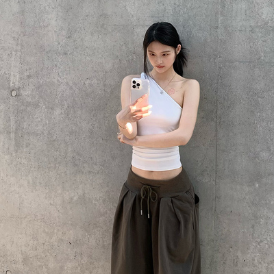 E7Q8 美式显瘦辣妹斜肩修身上衣女不规则肌理感扭褶设计背心吊带