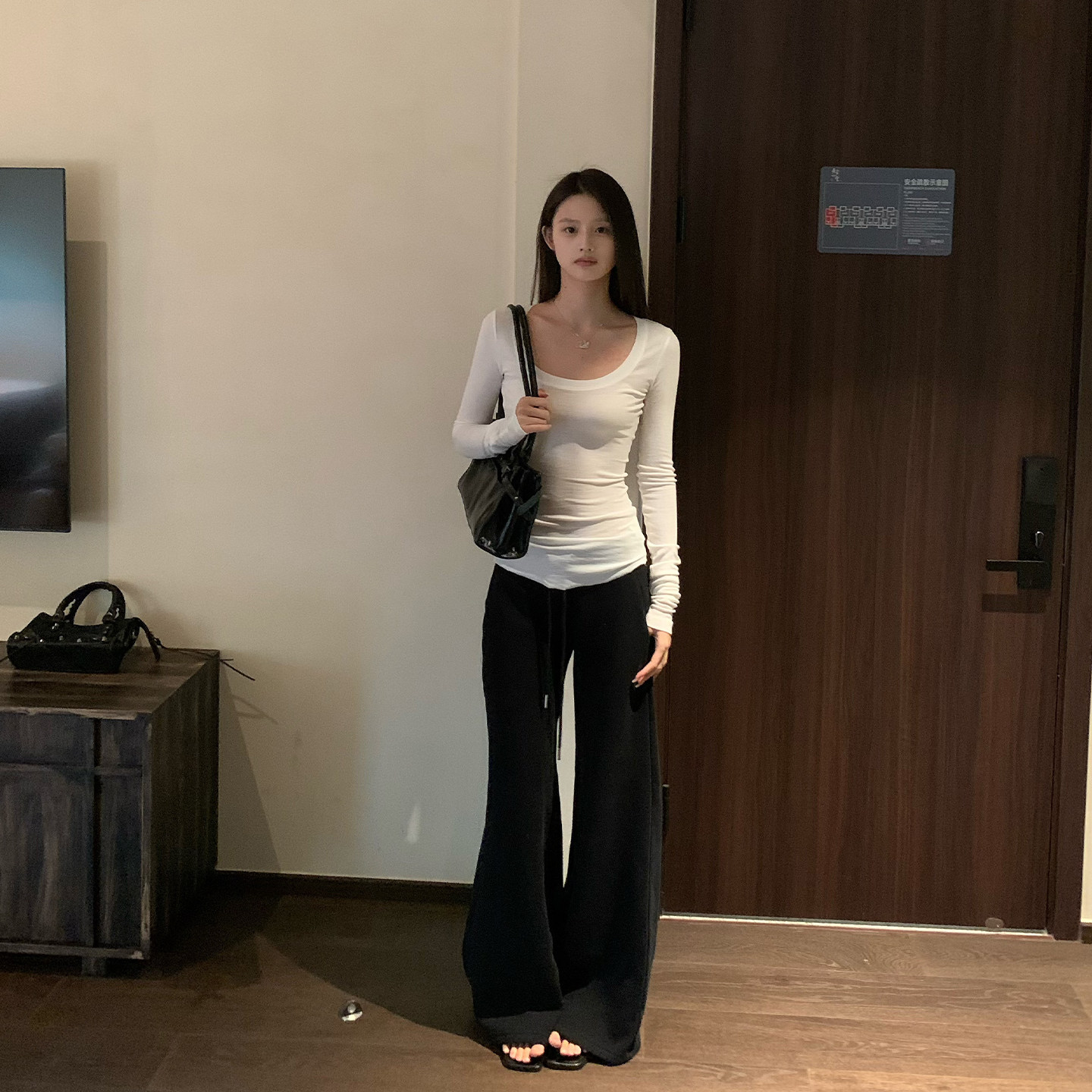 E7Q8 超显瘦超百搭修身显瘦微透长袖t恤女白色打底纯欲U领内搭图片