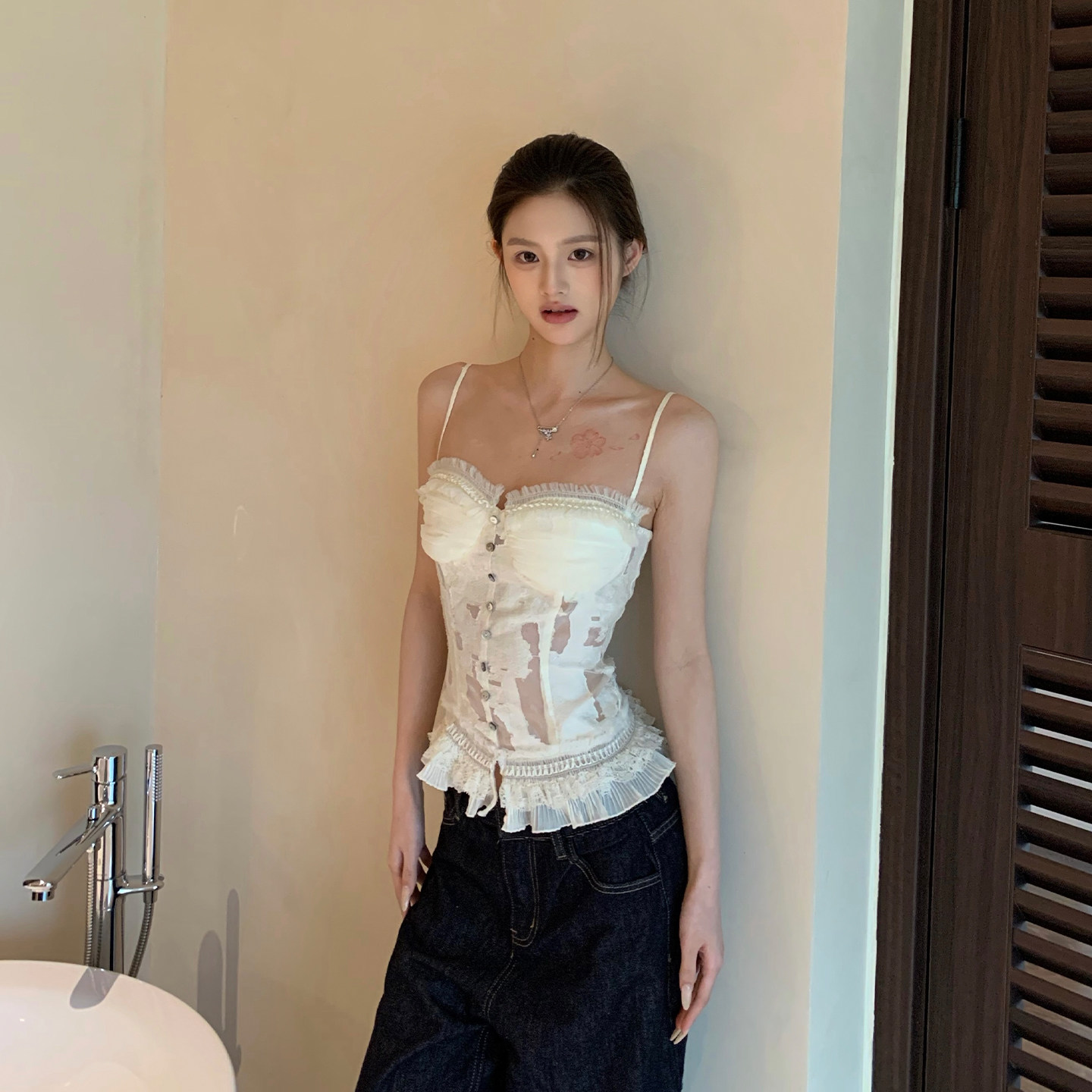 E7Q8 纯欲辣妹白色蕾丝拼接收腰吊带背心显瘦无袖上衣女高级小众图片