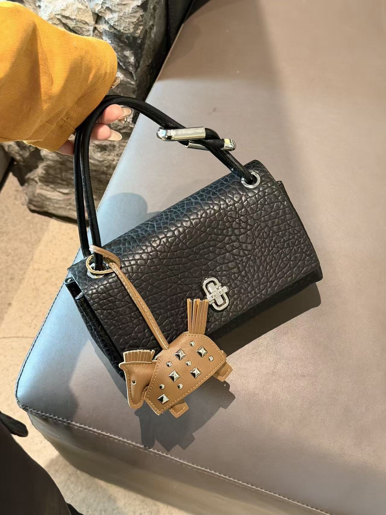 劳拉时黛进口泡泡皮真皮斜挎包