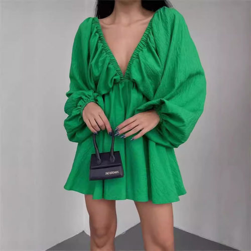 长袖大摆裙秋冬V领泡泡袖连衣裙