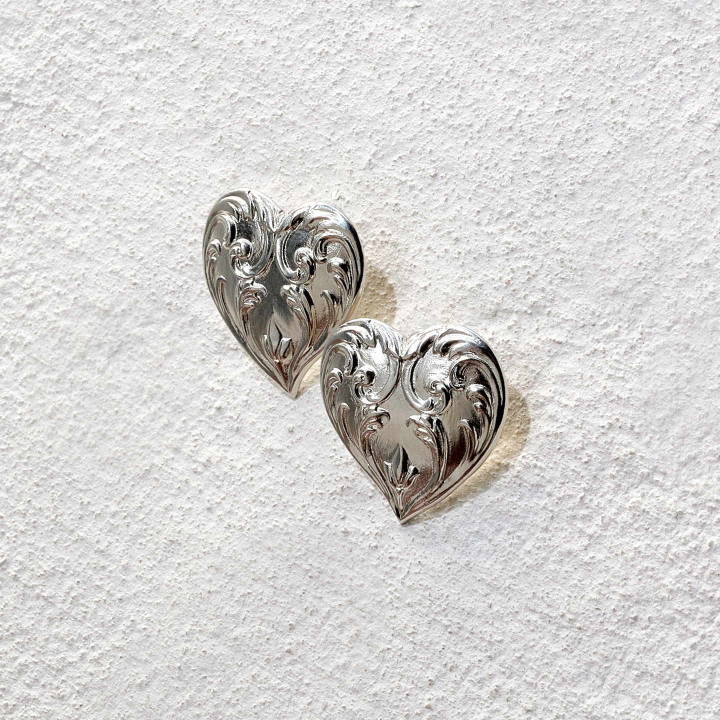 Apt 26SS 卷草纹银心 金色耳钉