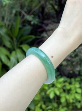 缅甸糯冰种翡翠手镯半绿半白女款