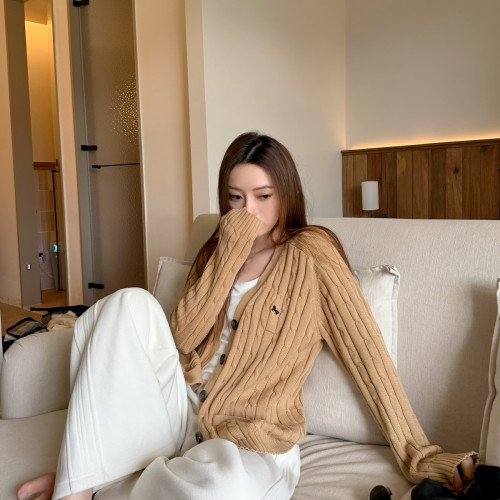 冬上新V领刺绣小马麻花毛衣外套针织开衫