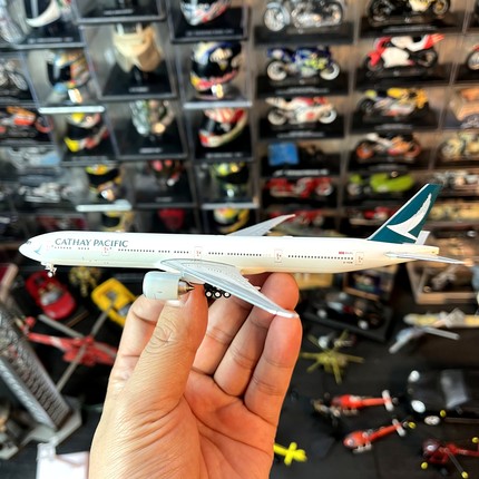 1：400比例合金飞机国泰航空波音777-300ER客机成品金属模型