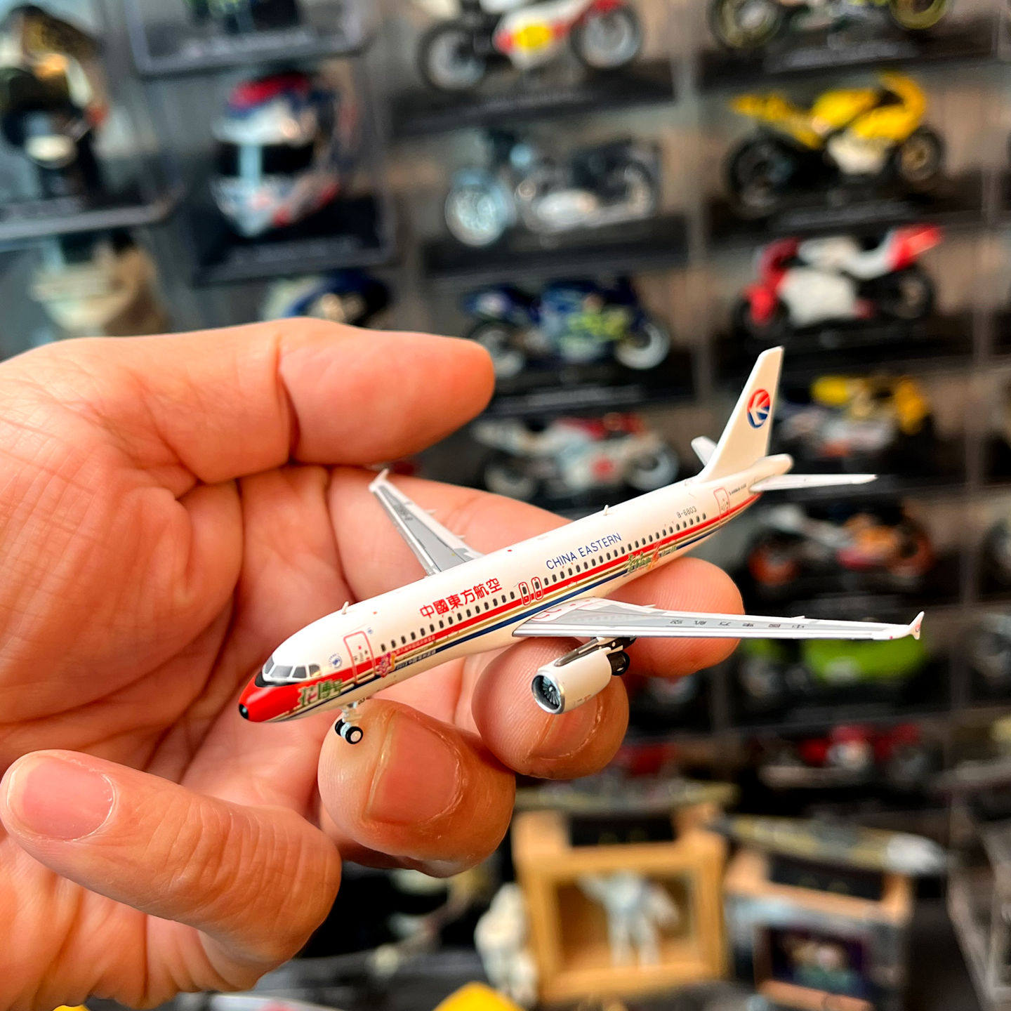 1：400比例合金飞机空客A320东方航空花博号有天线版礼品级藏品