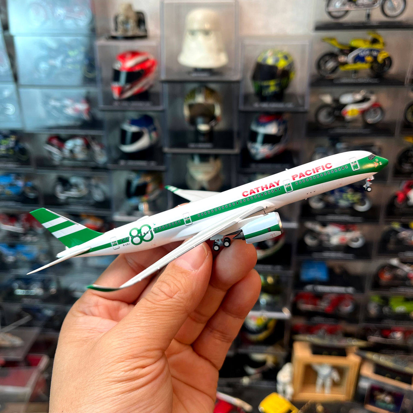 国泰A350-900合金80周年航模图片
