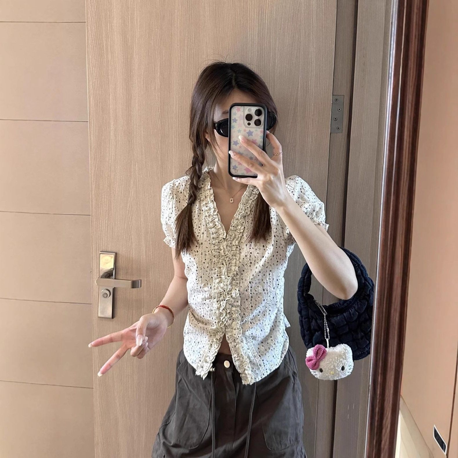 木耳边短袖衬衣女款2026水溶夏季V领修身显瘦泡泡袖衬衣法式上衣