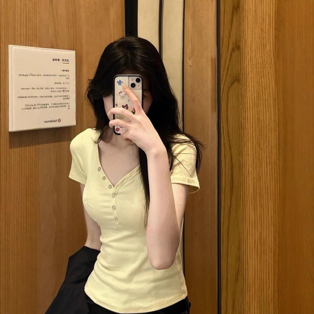 奶黄色v领正肩短袖t恤女夏季2025新款修身设计感纽扣美式辣妹上衣