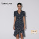 bebe春夏系列女士印花不对称开叉荷叶边连衣裙250002
