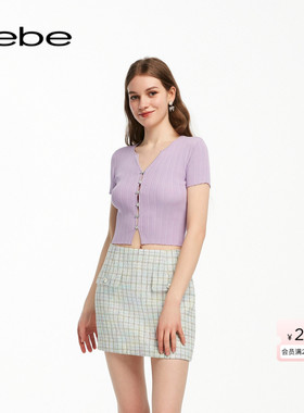 bebe夏季系列女士薄款纽扣缀饰短款V领针织上衣230401