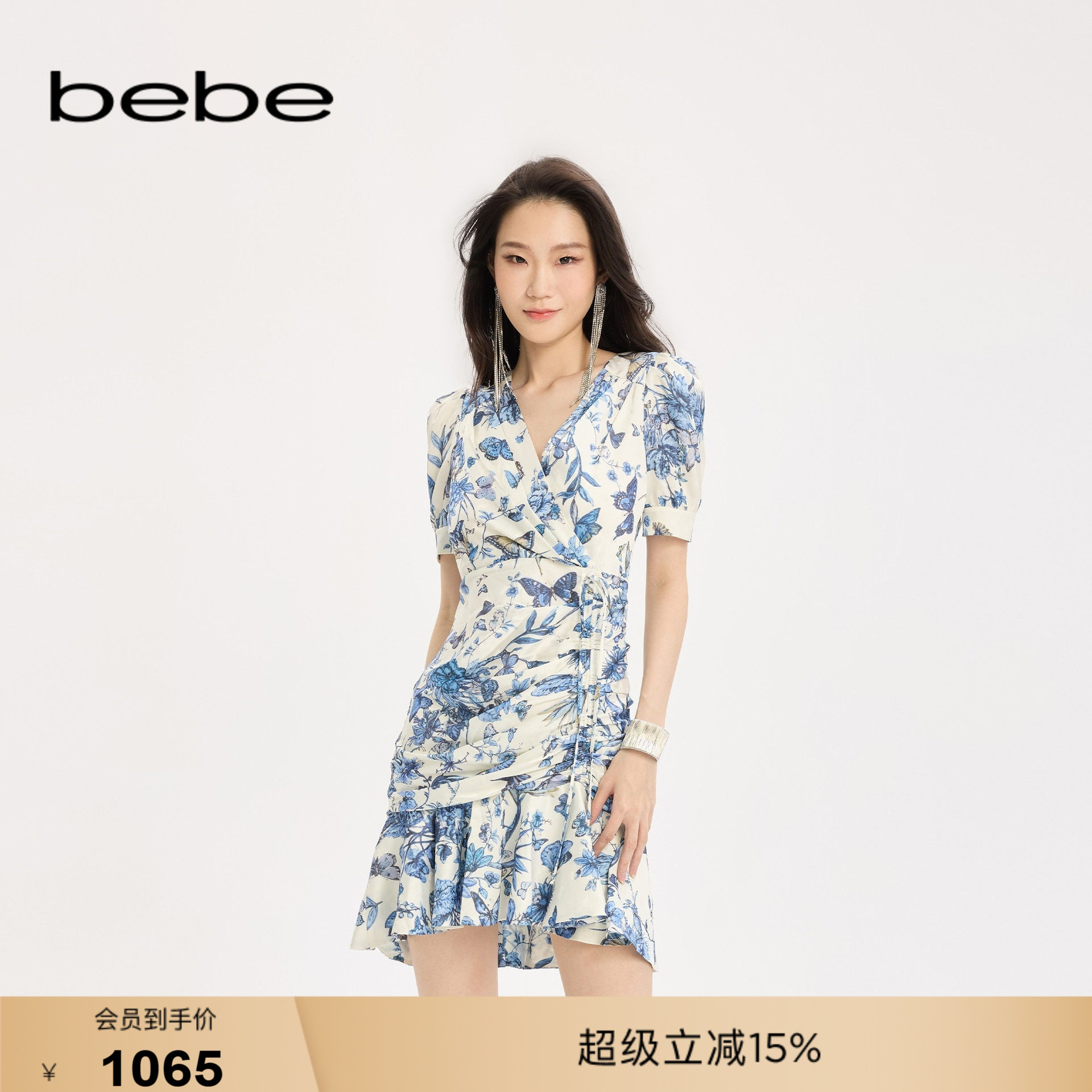 bebe春夏女士度假风印花碎花抽褶短款V领雪纺茶歇连衣裙250056图片