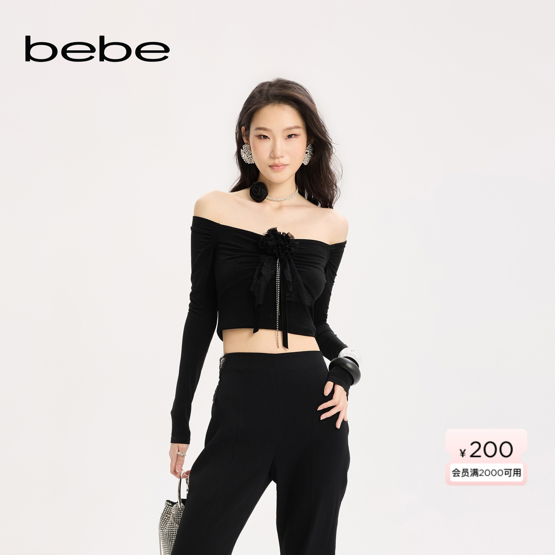 bebe2025秋季新款女士气质手工立体花胸针缀饰梭织上衣380107
