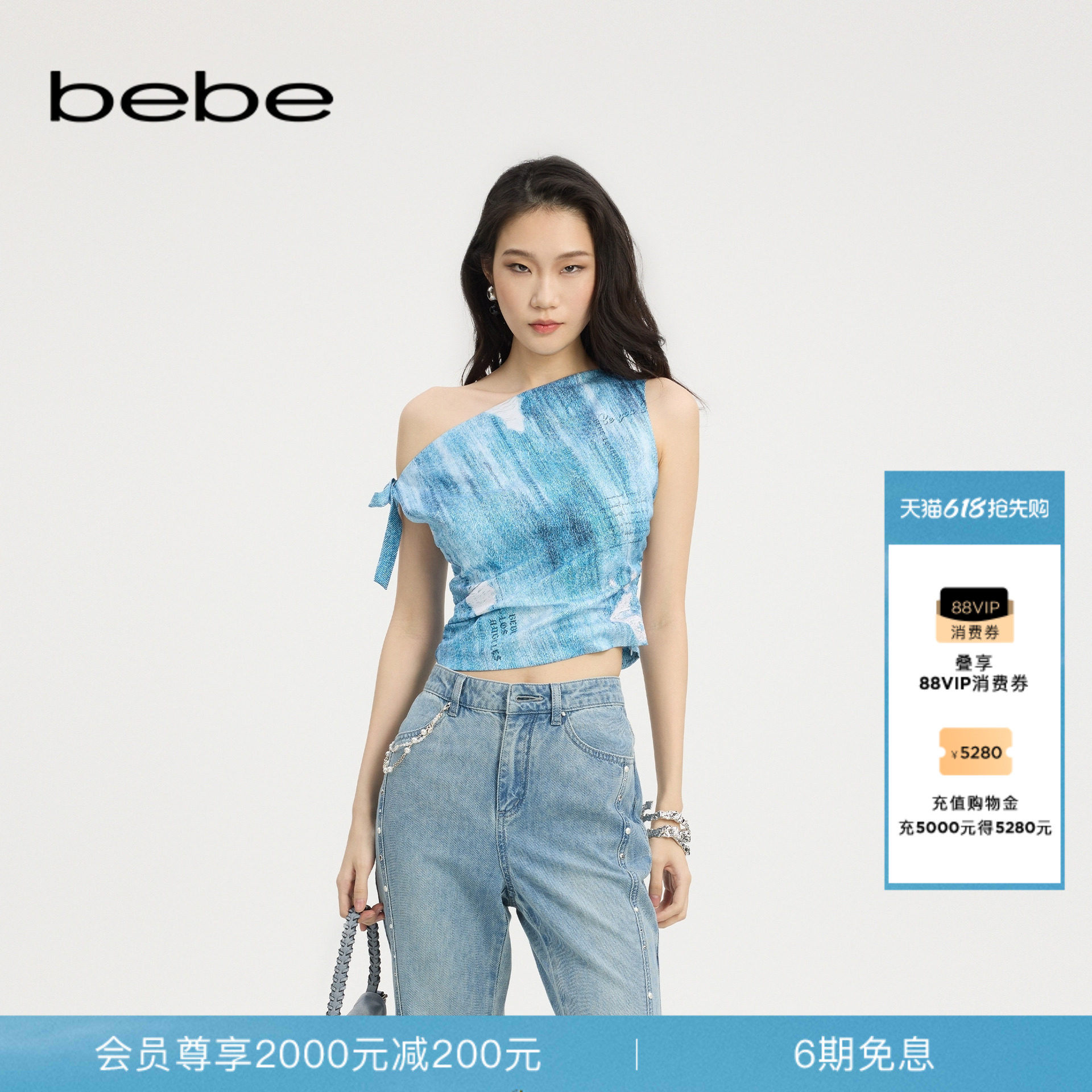 bebe春夏女士个性风蝴蝶结缀饰不对称斜肩印花梭织小衫280405
