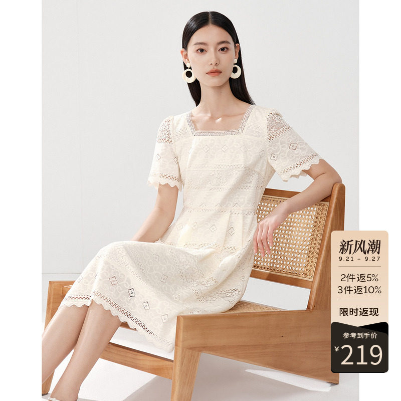 衣香丽影方领蕾丝连衣裙女2026今年夏季新款高端精致法式米色裙子
