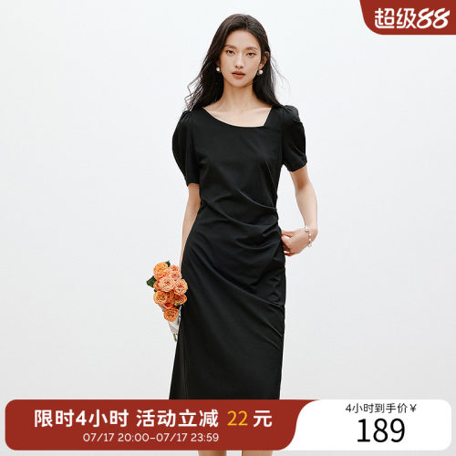 衣香丽影黑色斜领抽褶连衣裙女2026年夏装新款设计感开衩小黑裙子