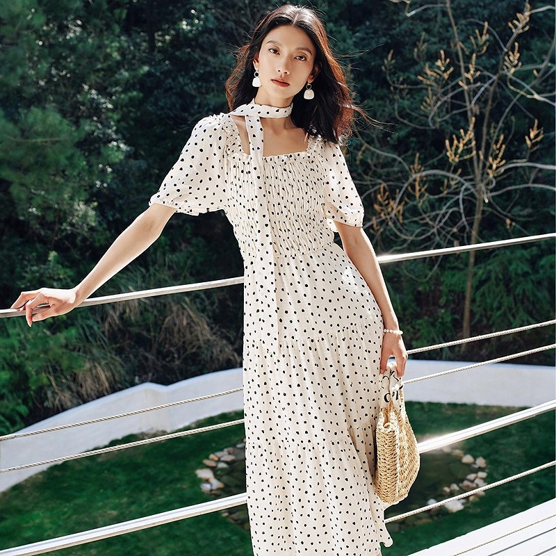 衣香丽影波点连衣裙女2026夏季法式方领茶歇裙泡泡袖茶歇收腰裙子