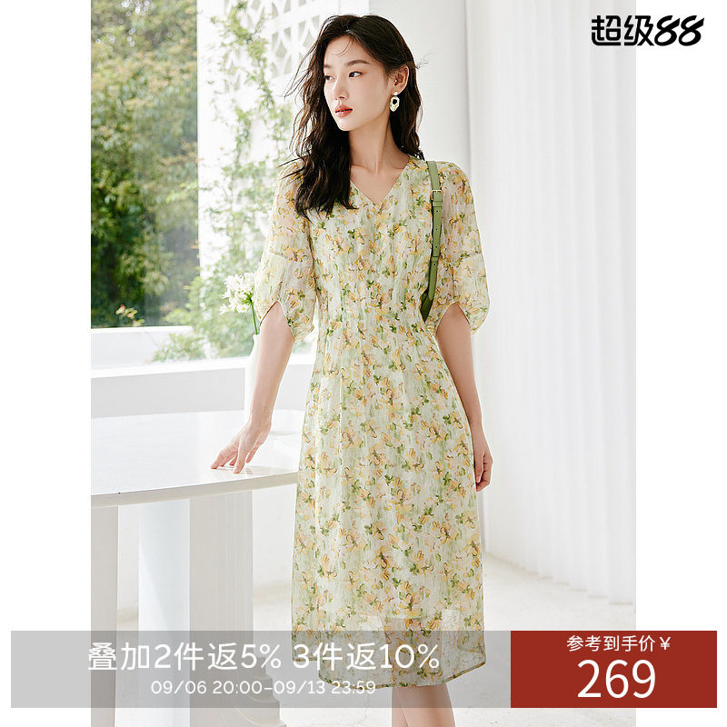 碎花连衣裙女夏款超仙森系温柔风海边度假风沙滩裙
