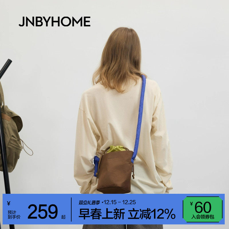 JNBYHOME江南布衣26春新品斜挎单肩包撞色通勤抽绳包情侣手提休闲