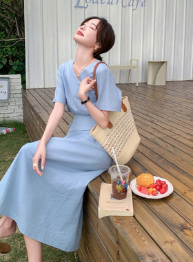 实拍浅蓝色棉麻V领法式连衣裙女夏2026新款轻熟风高级感气质长裙