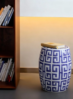 新中式陶瓷手绘蓝白几何摆件