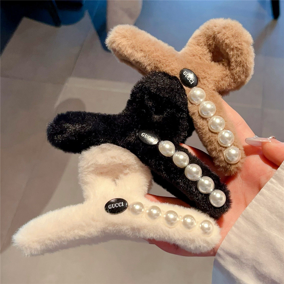 eicini艾西尼新款高级感珍珠毛绒大号发夹女后脑勺盘发鲨鱼夹发饰