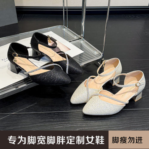 夏季加宽大码一字扣中跟凉鞋