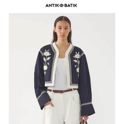 Antik batik 25早春新款简约V领百搭刺绣翻领外套女