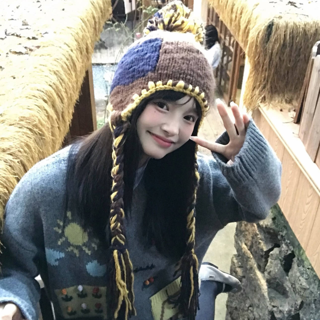 大头围拼接民族风针织帽子女士秋冬季可爱毛球粗辫子护耳毛线冷帽