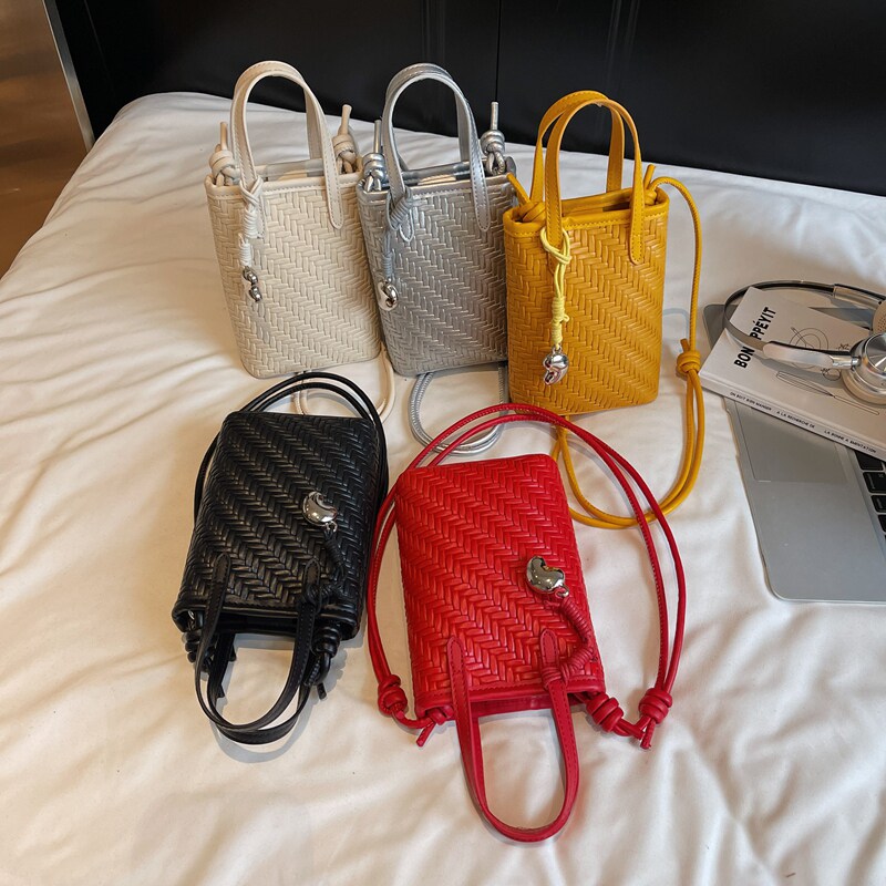 编织手机包女2026新款迷你水桶包高级感百搭斜挎小包编织手机小包