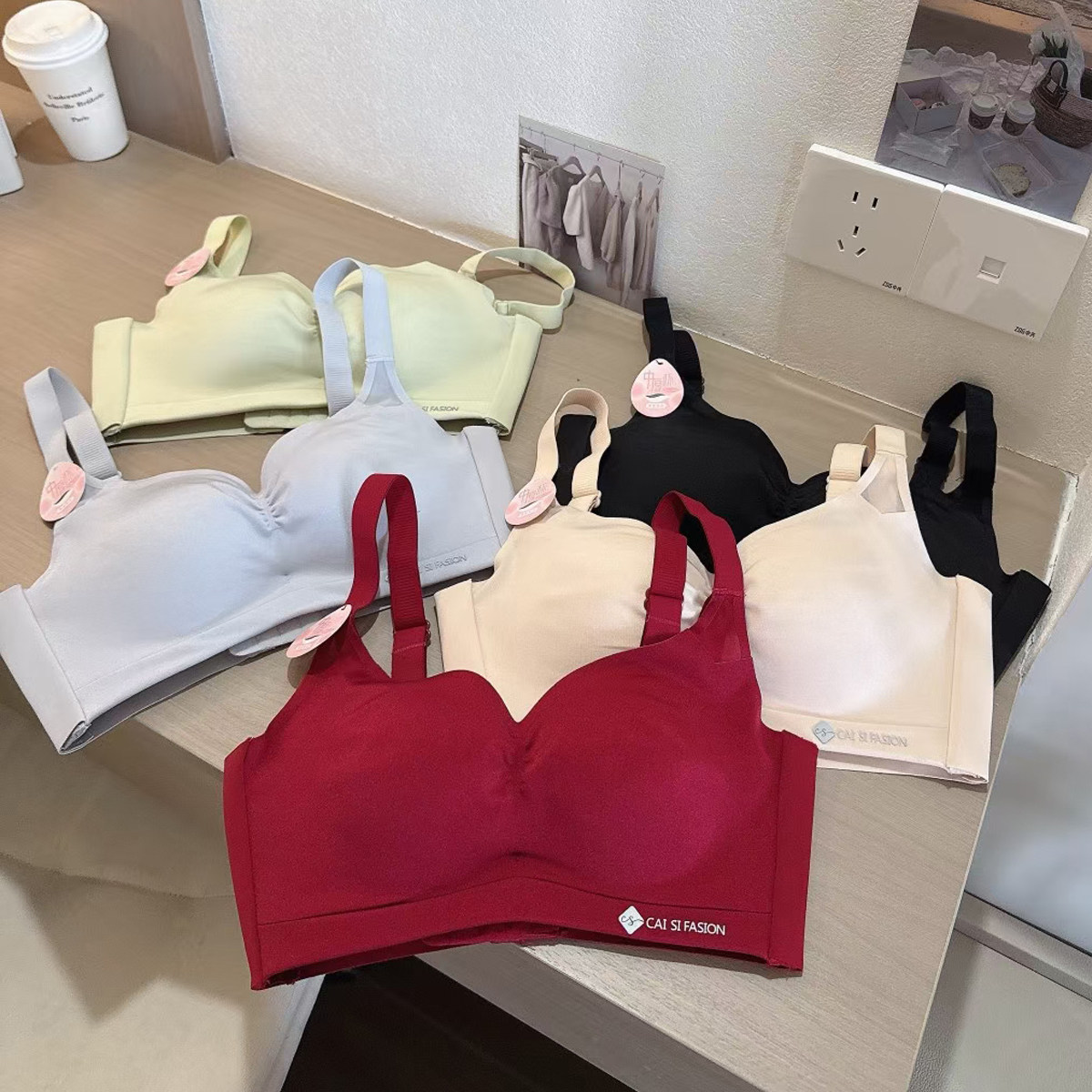 调整型小胸无痕聚拢防下垂内衣少女甜美无钢圈加厚上托无侧骨文胸