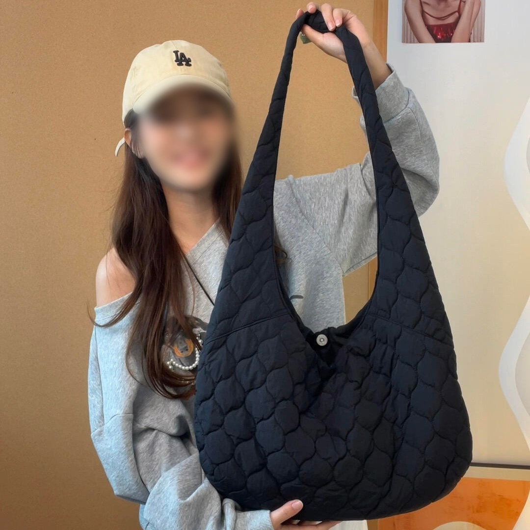 秋冬夹棉羽绒棉服斜挎包包2025新款学生上课大容量巴恩风单肩包