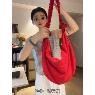 韩系牛角包褶皱抽绳斜挎牛角包女ins百搭健身包大容量尼龙通勤包