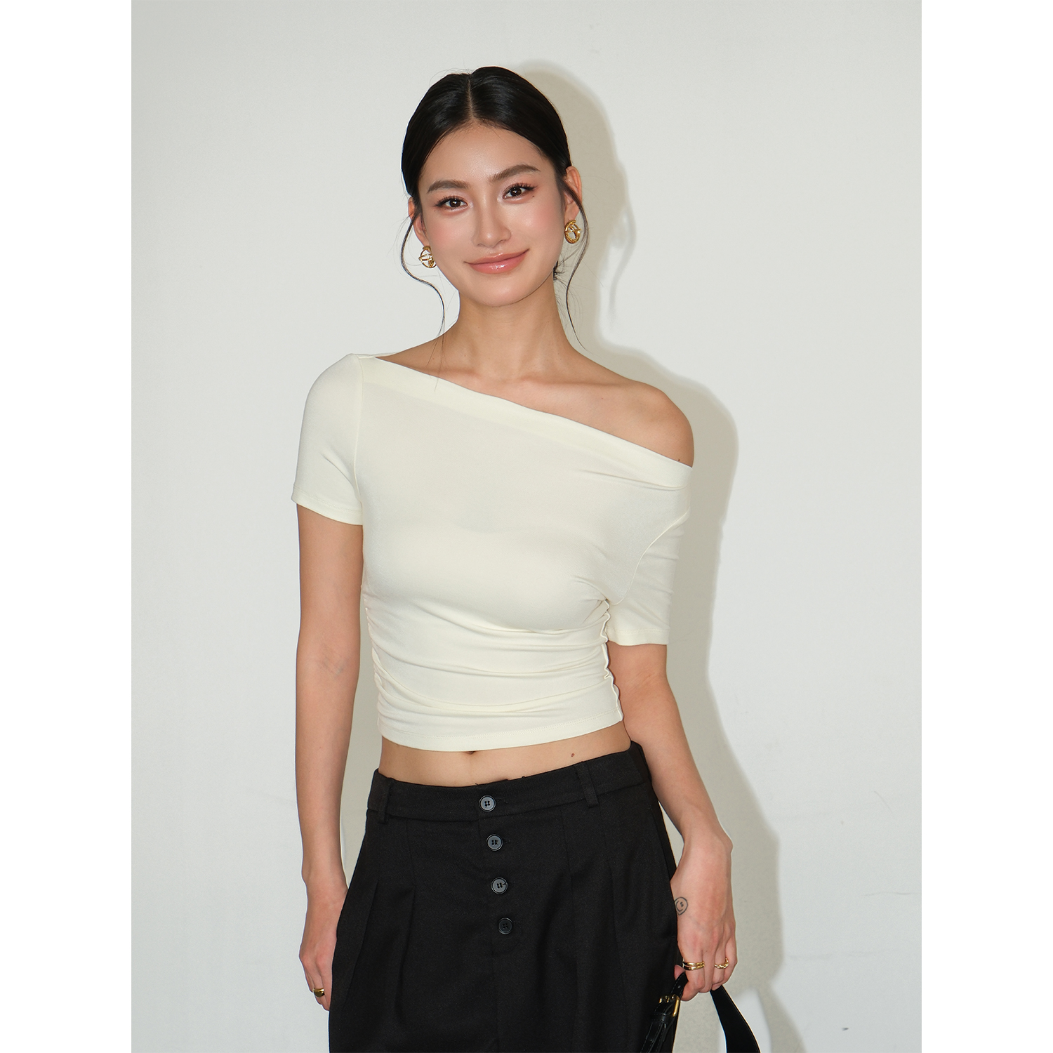 露肩黑色一字肩修身T恤女