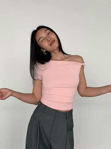 Черная летняя дизайнерская короткая футболка, тренд сезона, облегающий крой