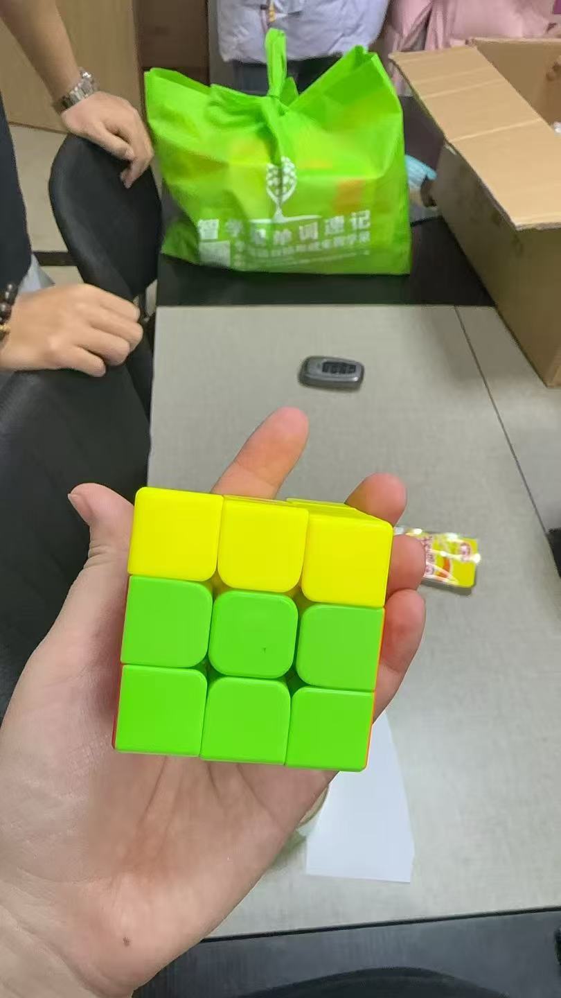 顺时针魔方～枫叶230个。小黄帽60个