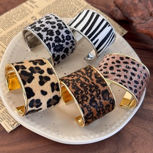 甜酷辣妹风豹纹斑马纹手镯女复古麂皮绒开口手环手圈秋冬气质手饰