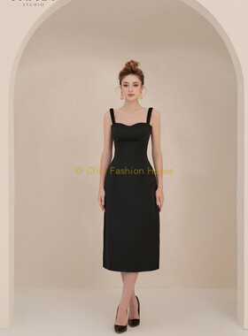 越南Tracy studio 时尚新款简约经典收腰修身背带连衣裙镶钻设计