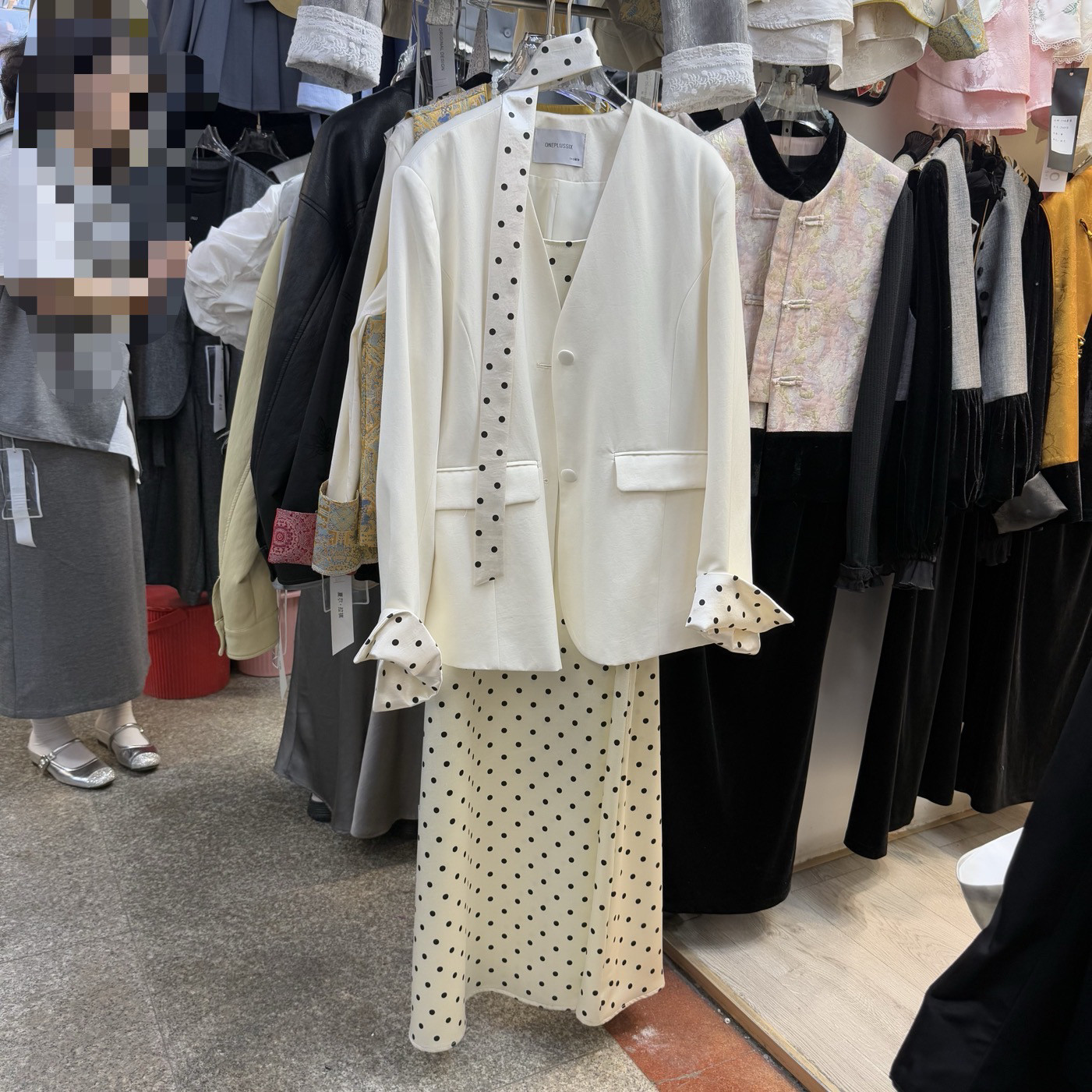 2025春新款高级感缎面撞色袖口波点西装外套+吊带连衣裙两件套女