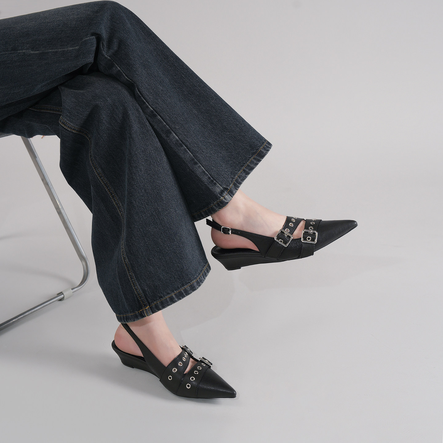 林向晚 涉谷辣妹~尖头黑色高跟鞋一字扣带金属铆钉风坡跟包头凉鞋