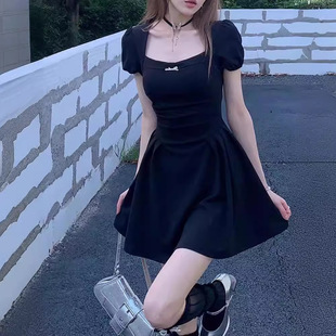 法式方领纯欲风黑色连衣裙女收腰气质设计感短款a字小黑裙子夏季