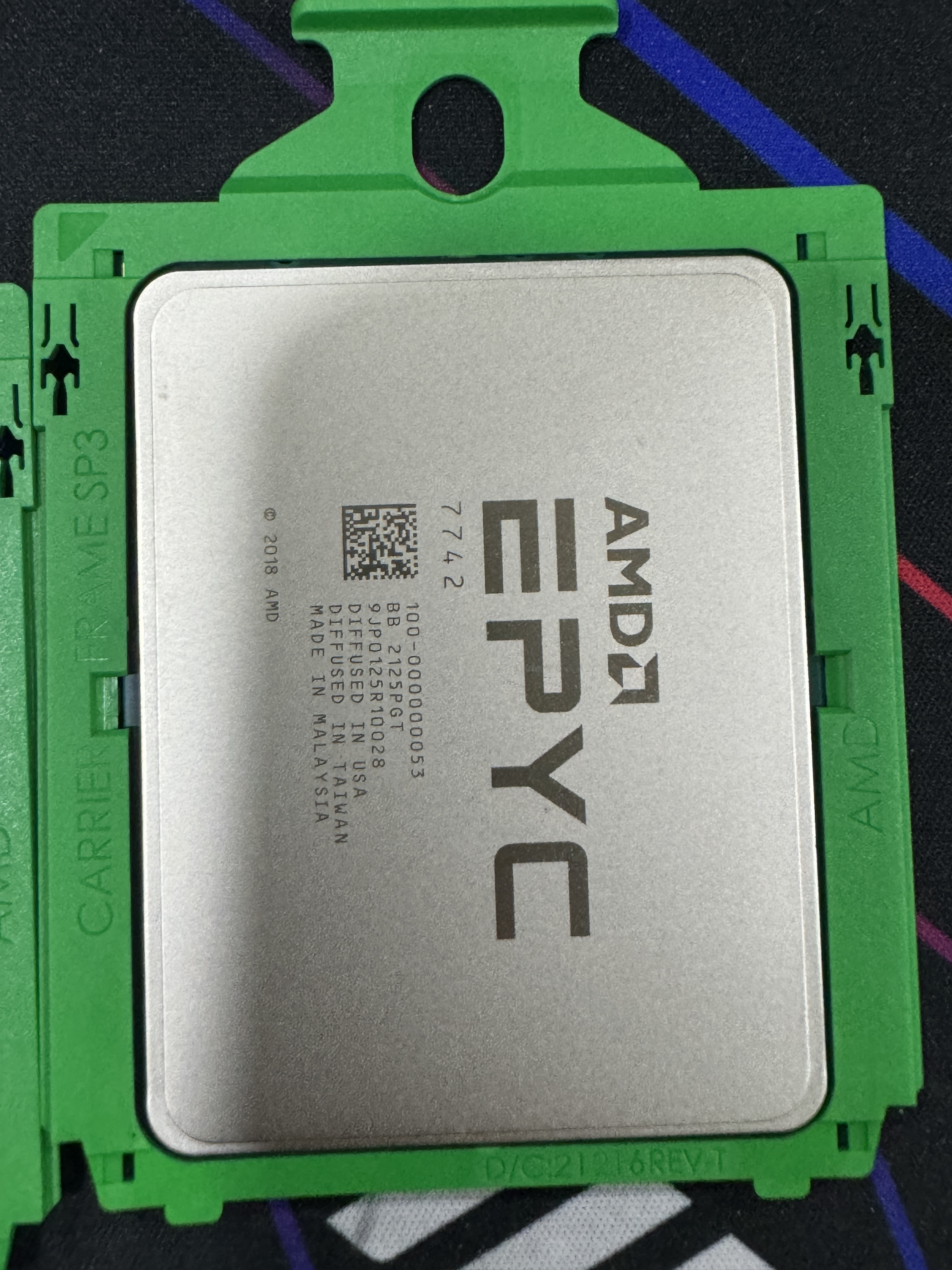 AMD宵龙EPYC 7742  7H12 正式版处理器无锁 9成新