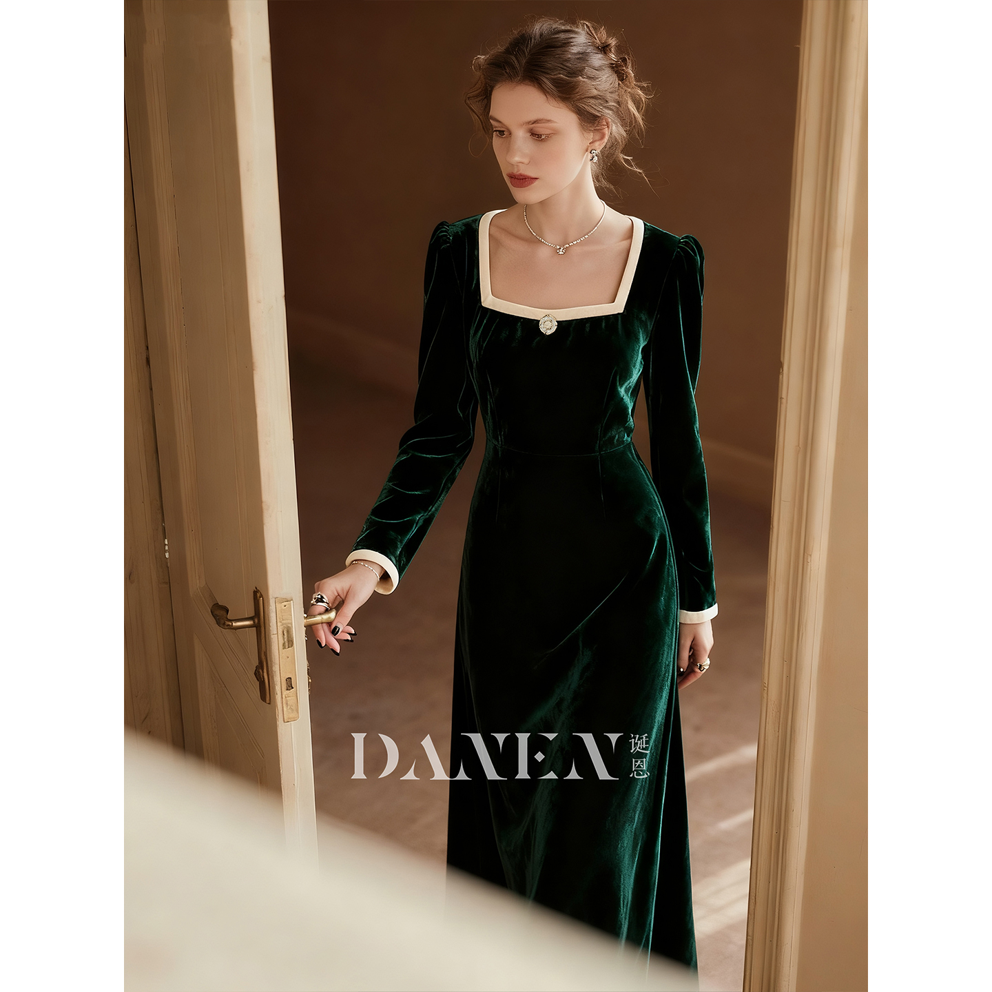 墨绿色方领丝绒连衣裙女2025年