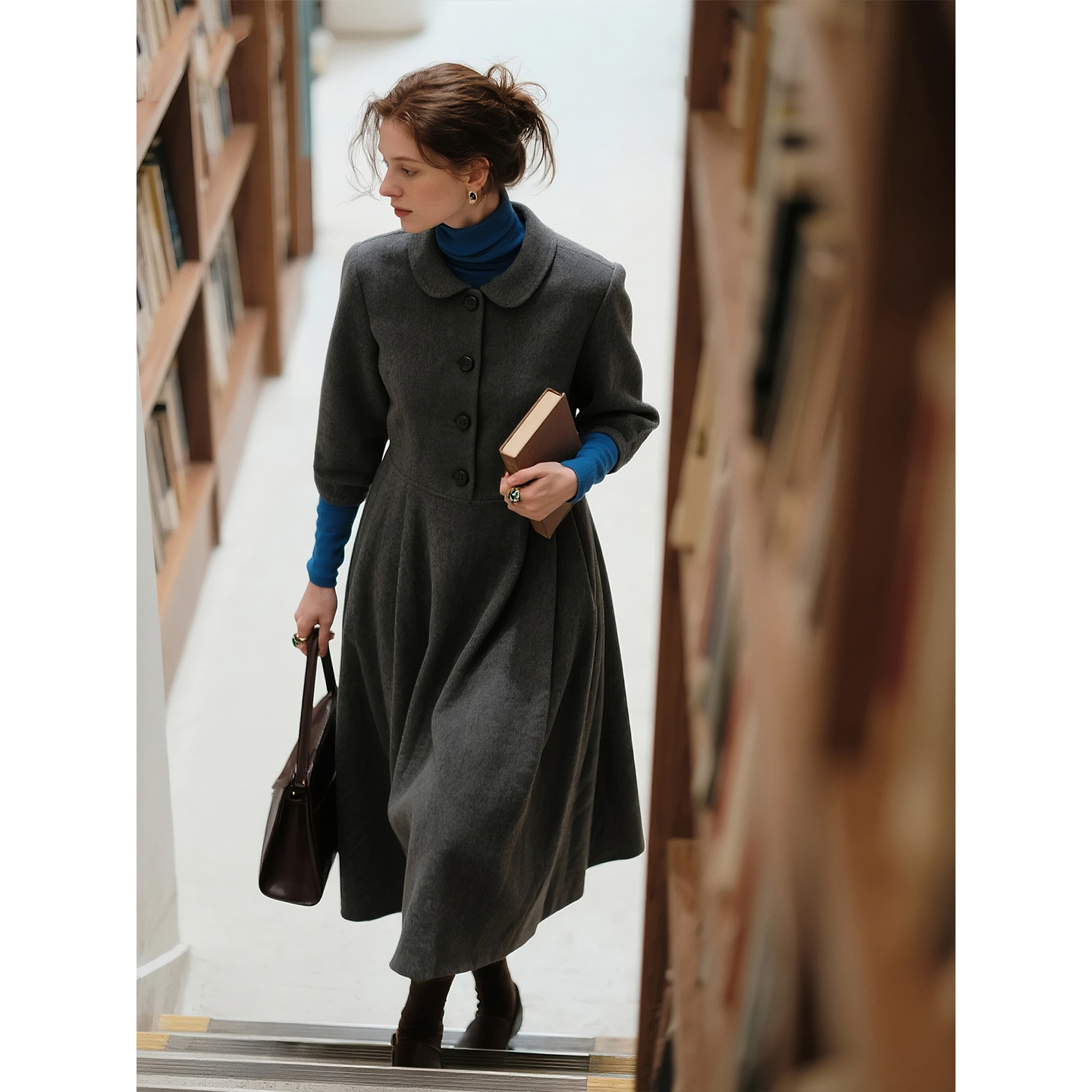 深灰色毛呢娃娃领连衣裙女2025年